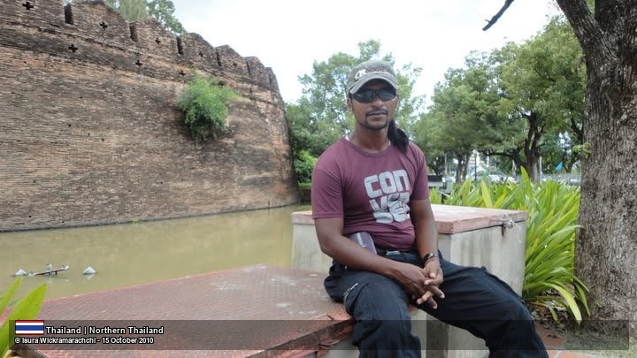 පෞරාණික Chaing Mai බලකොටුව අසල ගිමන් හරිමින්
