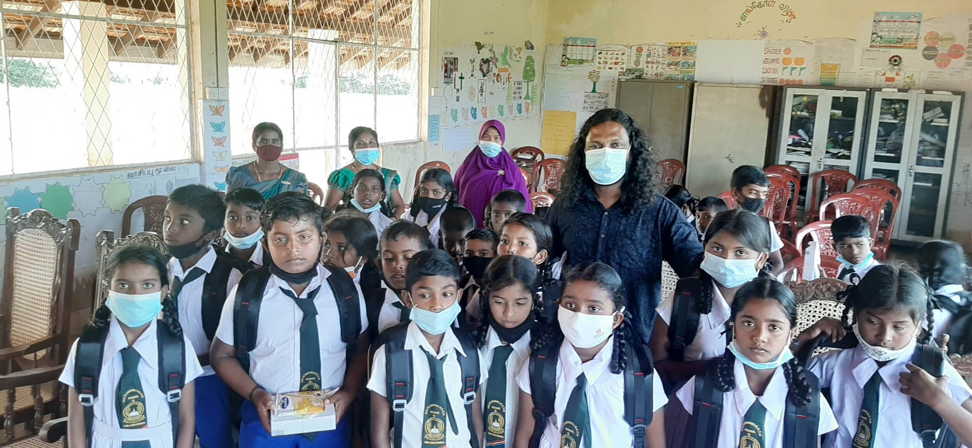 "හදවතින්ම දරුවන්ට" - මන්නාරම කයිකාරු ප්‍රාථමික විද්‍යාලයේ දරුවන්ට පාසල් බෑග් ලබාදීම